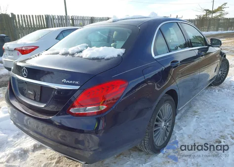 2015 Mercedes-Benz C 300 Luxury 4Matic z USA, uszkodzony, nr VIN 55SWF4KB7FU084972